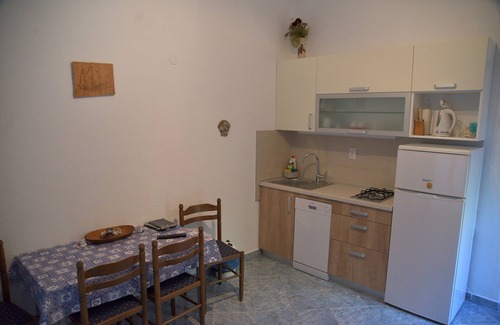 Milna Apartment | One bedroom apartment near beach Milna, Vis (A-8917-e)