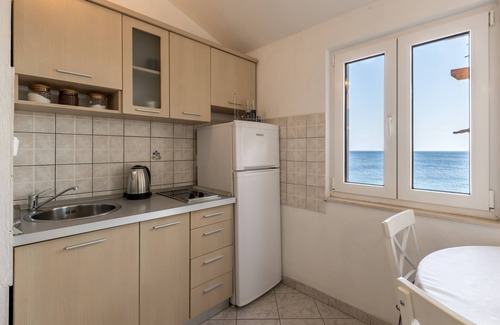Milna Apartment | One bedroom apartment near beach Milna, Vis (A-8946-a)