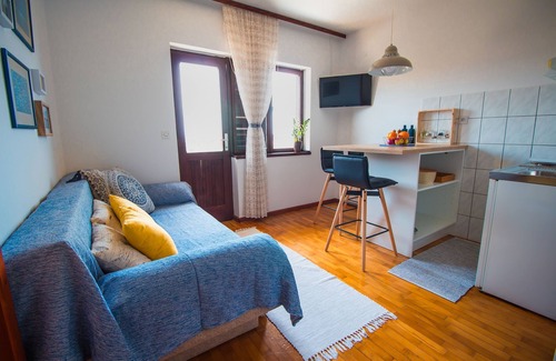 Maslinica Apartment | One bedroom apartment with balcony and sea view Maslinica, Šolta (A-776-a)