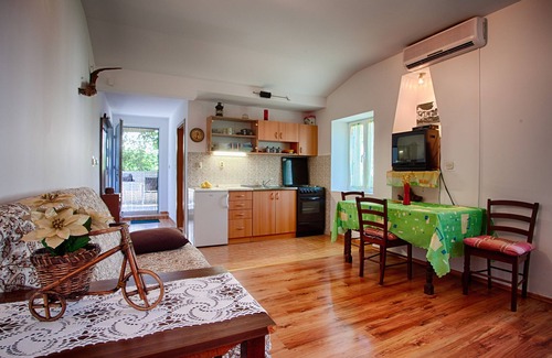 Komiza Apartment | One bedroom apartment with air-conditioning Komiža, Vis (A-2450-a)