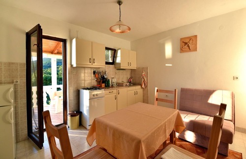Pokrivenik Apartment | One bedroom apartment with terrace and sea view Cove Zarace (Gdinj), Hvar (A-4597-e)