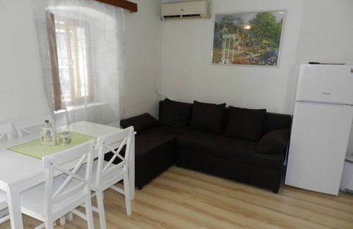 Omis Apartment | One bedroom apartment with terrace Omiš (A-16185-a)