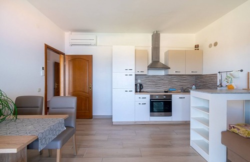 Lun Apartment | One bedroom apartment with terrace and sea view Lun, Pag (A-19358-b)