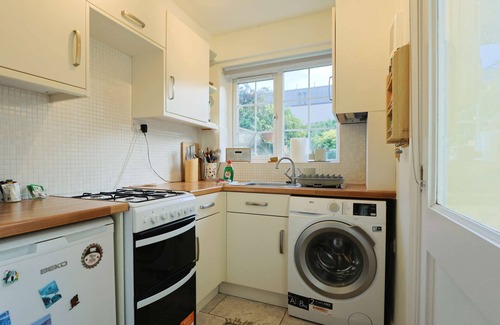 Southville Apartment | One bedroom basement flat in Coronation road