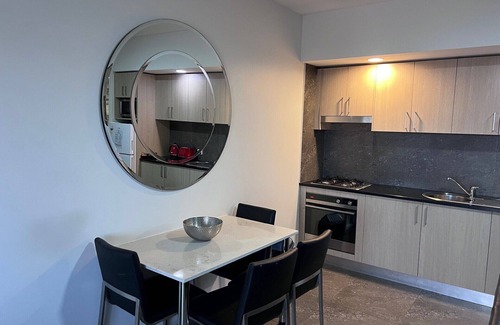 Hamilton Apartment | One Bedroom Deluxe Spa Apartment