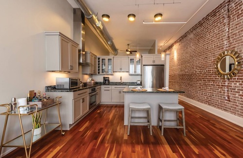 Charleston Historic District Condo | One Bedroom Residence on Historic King St.