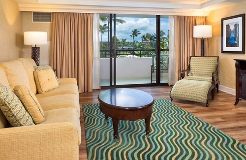 Waikiki Resort | One bedroom suite in prestigious Hilton Hawaiian Village.