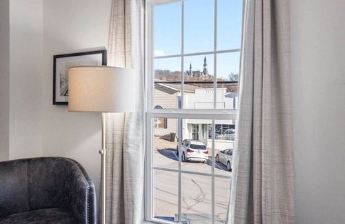 Parkville Apartment | One Bedroom Suite on Main Street Coffee+Shops