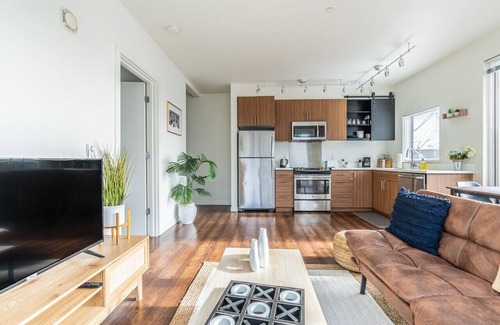 Mann Apartment | One bedroom with plenty of natural light and parking (pet friendly)