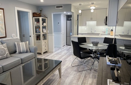 Old Naples Condo | One block to beach and to dining. Best location in Naples !