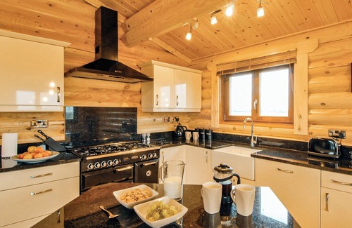Woodbridge Ski Chalet | One double with en suite shower and one twin.