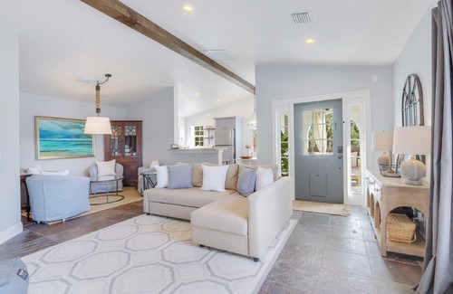 Jupiter House | One of A Kind Waterfront Retreat with Scenic Views & Designer Interiors