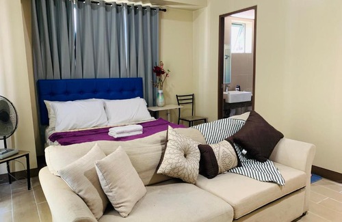 Pasay Apartment | One Palm Tree Villas Condominium - Studio 5M with Balcony - Across Terminal 3 Airport