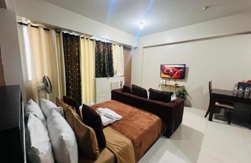 Pasay Apartment | One Palm Tree Villas Condominium - Studio 10A with Balcony - Across Terminal 3 Airport