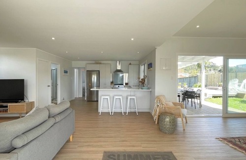 Oneroa House | Oneroa Hillcrest - Stay Waiheke