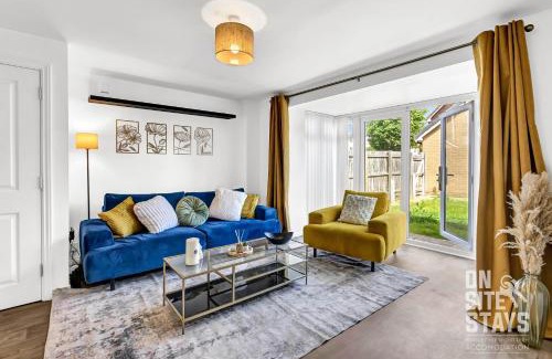 Basildon House | OnSiteStays - 4 Large Bedrooms 3 Bathrooms 1 WC Parking Garden & Wifi