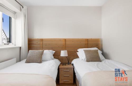 Downham Apartment | OnSiteStays - EARLY CHECK IN AUGUST - Modern 3 bed House, 2 x Parking, Garden, WIFI & dishwasher