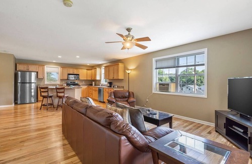 Oswego House | Open Concept/Spacious/Private/Modern/Hardwoodsnn