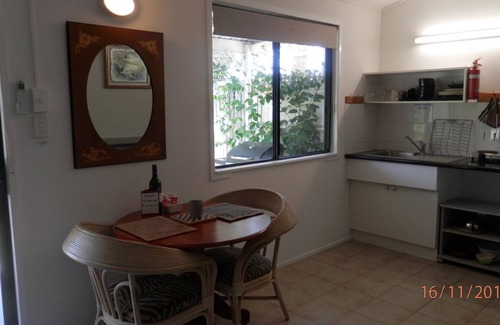 Rosemount Cabin | Open plan Studio, Fenced Yard for Dog, Gas BBQ, Firepit for marshmallow nights!