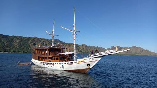 Labuan Bajo Boat Rental | Open trip Komodo2 Day 1N