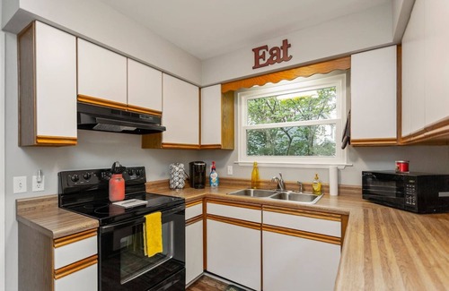 Donelson House | OPRY AREA GEM! 2 Bed/2 Bath/Hot Tub/Sleeps 6!