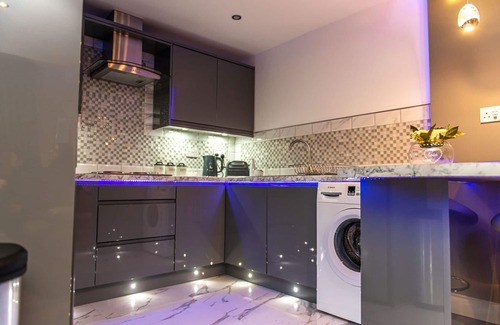 Bradford Apartment | Optimal Apartments - Designer Jet Hot Tub Suite