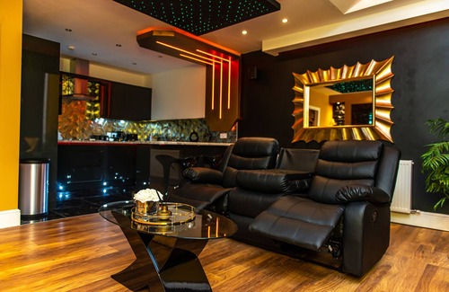 Bradford Apartment | Optimal Apartments -Presidential Jet Hot Tub Suite