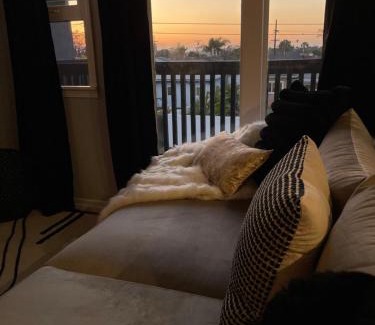 Lincoln Acres Apartment | Opulence & Cozy Comfort