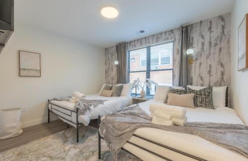 Orange Apartment | Opulence in Olive with Free Parking, 2 BR 2 baths Suite, 5 beds and Sleeps 8