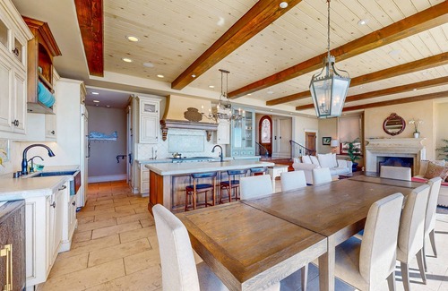 Mussel Shoals House | Opulent oceanfront house in Mussel Shoals with rooftop deck & retractable walls
