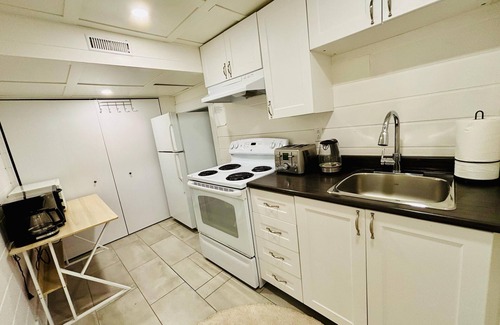LaSalle Apartment | Opulent Studio - Semi Basement