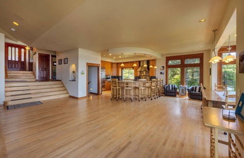 Seal Rock House | Orca Manor, Oceanfront, NEW SAUNA! Beach Access, WiFi, Hot Tub, BBQ