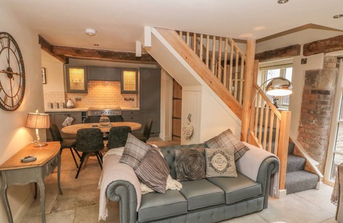 Forsbrook Cottage | ORCHARD BARN, pet friendly, luxury holiday cottage in Fulford