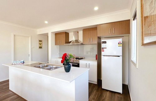 Melton South House | Orchard Green Home/Near Melton Station/Shopping