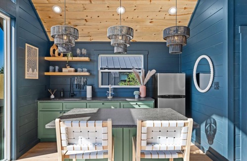 Fredericksburg Cabin | Ori Treehouse*Lux*Hot tub*Fredericksburg*Tesla*EV