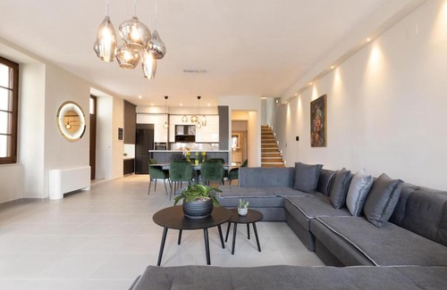 Gythio Villa | Orion Maison: Luxury 3-bedroom maisonette in the center of town