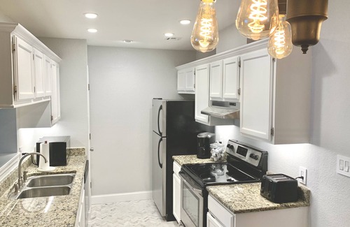 South Tulsa Condo | ORU Alumni, Large stylish Loft, Kitchen, Dining, Night-lit Balcony, Washer/Dryer