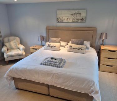Holcombe Burnell House | Osbornes Holiday House near Exeter with swimming pool