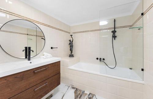 Main Beach Apartment | Oscar on Main resort Walk to beach and Tedder Ave