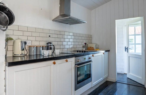 Maldon Apartment | Osea Island: Retro Retreat