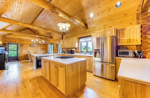 Ottawa Cabin | Ottawa Cabin: Hot Tub, Wraparound Deck, Games