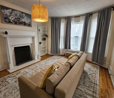 Sandy Hill Apartment | Ottawa Downtown Cozy Guesthouse