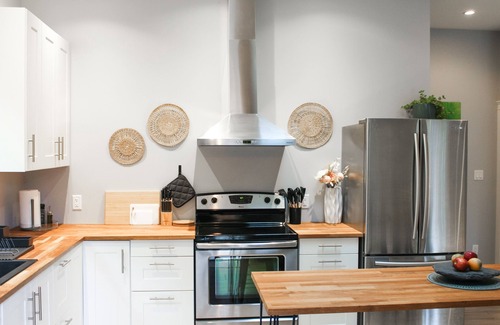 Otter Point House | Otter Point Getaway| Cozy & Calming| 5min to Sooke| Stylish Westcoast Vacation