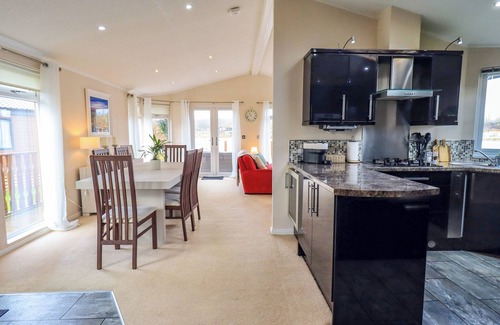 Tewitfield Cottage | OTTERS REACH, pet friendly, with a garden in Carnforth