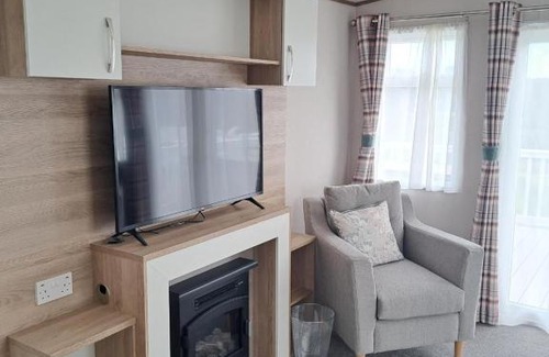 Grampound Resort | Our Kingfisher 34-4 persons with private hot tub-pet friendly-Tranquil holiday away from it all yet not far from St Austell- The Holiday Home has two bedrooms, living and dining area, equipped kitchen-Decking-outdoor furniture-Fishing lakes-Perfect