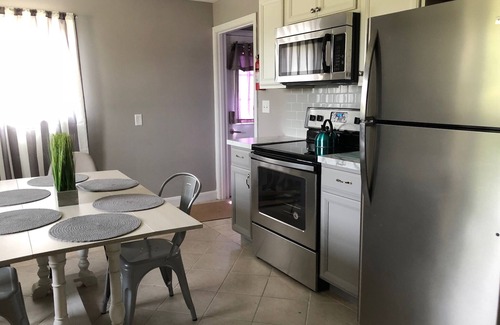 Kerr House | “Our little house on the corner” No cleaning fee and no Taxes all include.