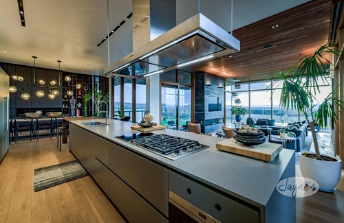 The Blue Mountains House | Out of this world LA inspired home near Thornbury with studio! 6bdrm 6bath!