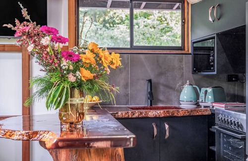 Amamoor Cabin | Outdoor Bath | Firepit | Dingo Creek Winery 14 mins | Private Luxury Cabin