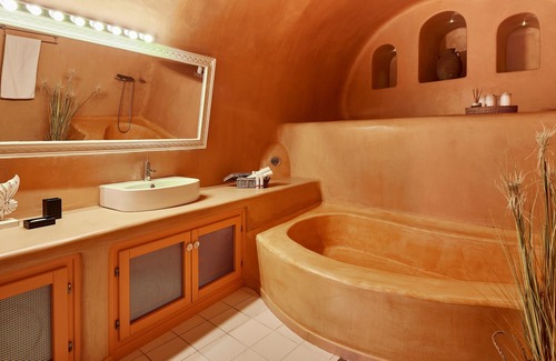 Pyrgos House | Outdoor hot tub, Caldera and sunset views