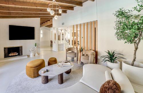 Woodland Hills House | Outdoor Oasis with Hot Tub Luxe Woodland Hills Gem